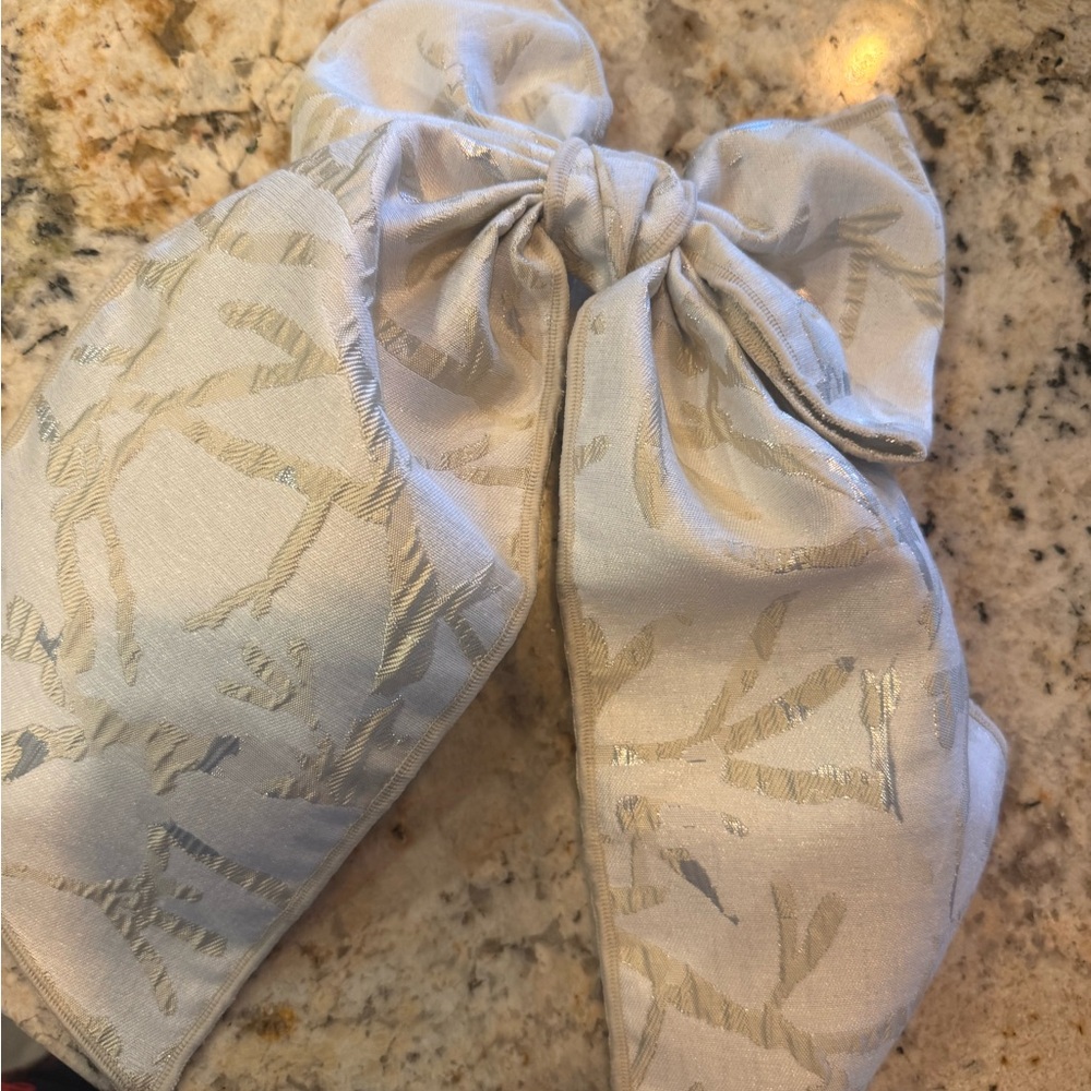 Elegant Cream Bow Accent